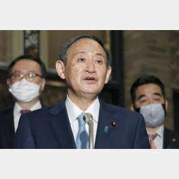 バイデン米大統領との電話会談を終え、大統領の「日米安保条約5条は沖縄県・尖閣諸島に適用」について取材に応じる菅首相（Ｃ）共同通信社