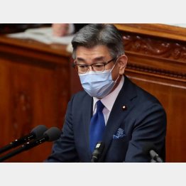 接待問題は省内調査では限界（9日、演壇で陳謝する武田良太総務相）／（Ｃ）日刊ゲンダイ