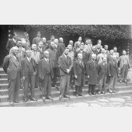 初閣議後勢ぞろいした近衛改造内閣閣僚。前列左から4人目が近衛文麿首相、その左後ろは米内光政海相、右後ろが杉山元陸相（1938年5月27日、首相官邸）／（Ｃ）共同通信社