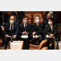 連日追及される総務省4人組（左から谷脇康彦・前総務審議官、吉田真人総務審議官、秋本芳徳大臣官房付、湯本博信大臣官房付）／（Ｃ）日刊ゲンダイ