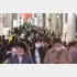 緊急事態宣言の解除がなされ、多くの人が行き交う大阪ミナミ・戎橋から心斎橋筋（Ｃ）日刊ゲンダイ