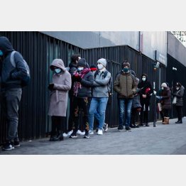 仏パリ、コロナ禍のなか、お弁当や果物、生理用品の提供に並ぶ学生たち（Ｃ）ロイター／Abaca Press