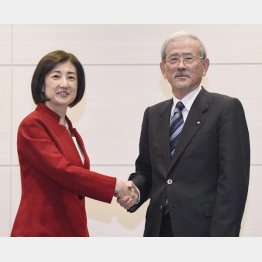 記者会見する大塚家具の大塚久美子社長（左）とヤマダHDの山田昇会長（Ｃ）共同通信社