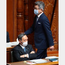 会食の有無も答えない2人（手前から、菅首相と武田総務相）／（Ｃ）日刊ゲンダイ