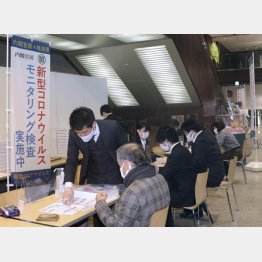 通行人にPCR検査キットを配布する「モニタリング検査」（岐阜県）／（Ｃ）共同通信社