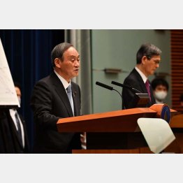 プロンプターには慣れてきたようだが（首都圏1都3県の緊急事態宣言を21日までで解除すると会見する菅首相。 右は尾身会長）／（Ｃ）JMPA