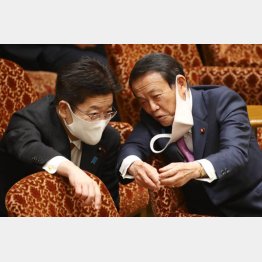 マスクを外して加藤官房長官（左）と談笑する麻生財務相（Ｃ）日刊ゲンダイ