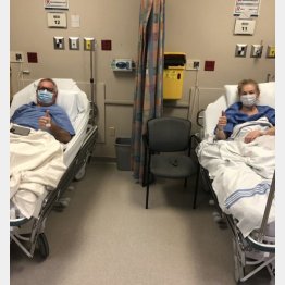 手術後のグラハムさん（左）とボニーさん（右）（セントルイス・ブルースのツイッターから）