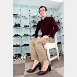 女性靴を履く諏訪部社長（Ｃ）日刊ゲンダイ