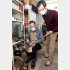 型から靴を作るのはベテランの職人だ（右が諏訪部社長）／（Ｃ）日刊ゲンダイ