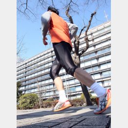 スポーツウェアにシューズに…（Ｃ）日刊ゲンダイ