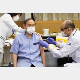 菅首相はワクチン接種したけれど、一般国民はまだまだ先で…（代表撮影）