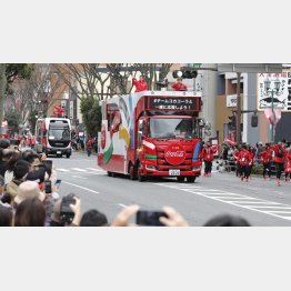 列をなす大仰な宣伝カー（Ｃ）日刊ゲンダイ