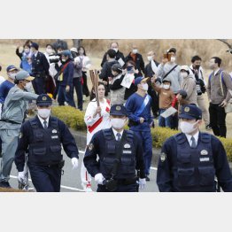 観客と警備員に囲まれる中…（Ｃ）日刊ゲンダイ