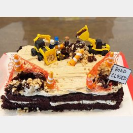 「道路の穴」が再現されたケーキ（ナタリーさんのフェイスブックから）