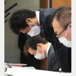 30日午前、参院厚生労働委の冒頭、謝罪する田村憲久厚労相（Ｃ）日刊ゲンダイ