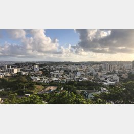 嘉数の高台から見た普天間基地（筆者撮影）