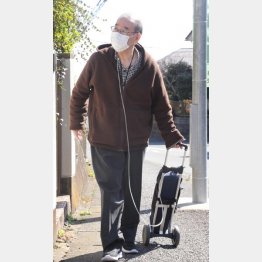 外出時も酸素吸引機を手放せない（撮影）石井俊平／日刊ゲンダイ