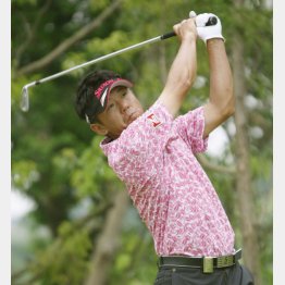 右手首の角度を変えないウエッジ型スイング（Ｃ）共同通信社