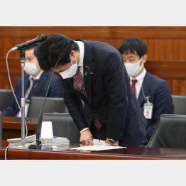 深夜会食問題に関し、陳謝する田村憲久厚労相（Ｃ）日刊ゲンダイ