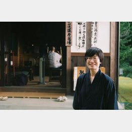 師僧の道場で、護摩行をする前の様子（片山文恵さん＝右）／（提供写真）