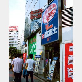 当時は街中にサラ金があふれていた（2001年）／（Ｃ）日刊ゲンダイ