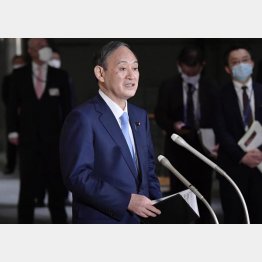 一貫して後手後手（まん延防止措置を初適用で、取材に応じる菅首相＝1日）／（Ｃ）共同通信社
