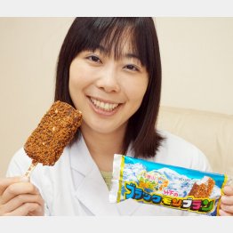 「ブラックモンブラン」を手にする竹下製菓の竹下真由社長（提供写真）