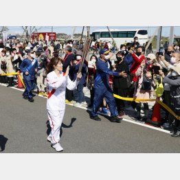 国民の約8割が中止・延期を求めているのに（沿道の人たちに手を振りながら故郷の三重県津市を走る聖火ランナーの吉田沙保里さん）／（Ｃ）共同通信社