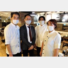 老舗洋食「キッチンジロー」の山村進社長（左2）と九段下店のメンバーの皆さん（Ｃ）日刊ゲンダイ