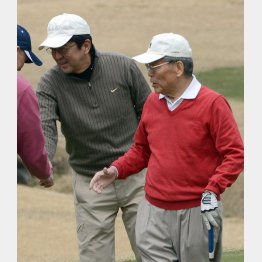 日枝取締役相談役（右）は有数のアベ友（Ｃ）日刊ゲンダイ