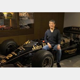 プラネックスコミュニケーションズ社長の久保田克昭さん。アイルトン・セナが乗ったF1カー「ロータス97T」と（撮影・筆者）