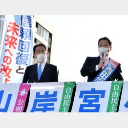 保守王国の広島でさえ苦戦（西田ひでのり自民党候補の応援で、地元入りした岸田文雄前政調会長＝左）／（Ｃ）日刊ゲンダイ