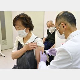 接種時の感染リスクに早くも悲鳴（ワクチン接種をする高齢者）／（Ｃ）共同通信社
