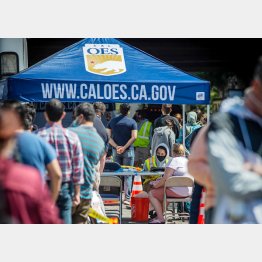 オークランドの会場でワクチン接種を待つ人たち（Ｃ）Pat Mazzera／SOPA Images via ZUMA Wire／共同通信イメージズ