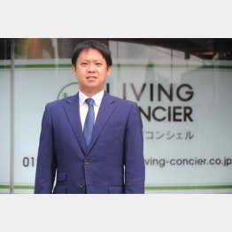 浜口順次さん、会社の前で（提供写真）