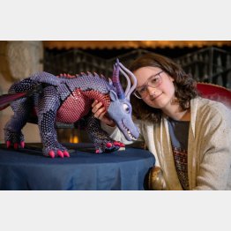 ロボット・ドラゴン「ダスク」と対面したベル・クレスさん（メイク・ア・ウィッシュ・コロラドのフェイスブックから）