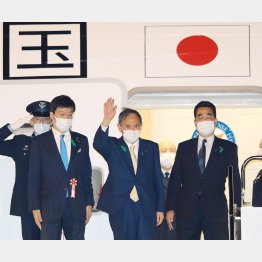 コロナ対策より訪米（出発する菅義偉首相ら＝15日、羽田空港）／（Ｃ）日刊ゲンダイ