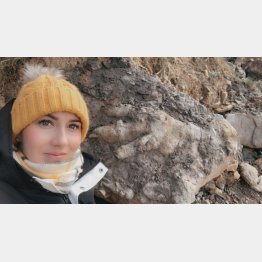 巨大な足跡の化石が!（写真はマリーさんのツイッターから）