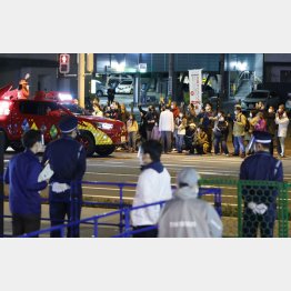 聖火リレー長野1日目、聖火の到着を待つ人たち（Ｃ）共同通信社