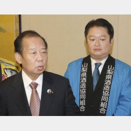 オレの代わりにおまえが…（右＝長崎知事）／（Ｃ）共同通信社