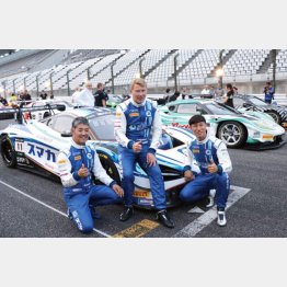 ミカ・ハッキネン（中央）、石浦宏明氏（右）とトリオを組んだ（提供写真）