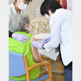 佐賀市内の特別養護老人ホームでは12日に接種（代表撮影）
