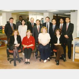 英国三菱商事スタッフと共に（後列右から3番目が三須社長）／（提供写真）