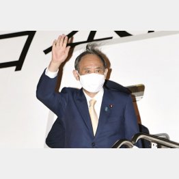 電話ならもっと早く…（アメリカに到着した菅首相＝16日）／（Ｃ）共同通信社