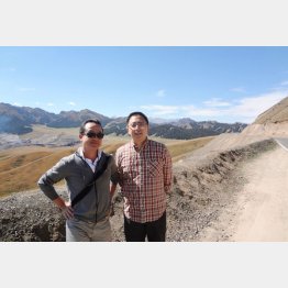 2013年の新疆ウイグル自治区出張で（左が三須社長）／（提供写真）