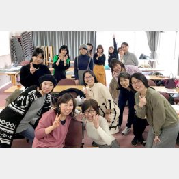 コロナ前のセミナー参加者たち（最前列の右端が本人）／（提供写真）