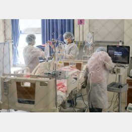 搬送先が見つからず、救急車内で現場待機…（写真＝大阪コロナ重症センター）／（Ｃ）共同通信社