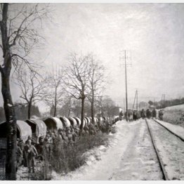 ベルダンの戦いで補強されたトラック。負傷者は救急車に向かって歩いている（Ｃ）World History Archive／ニューズコム／共同通信イメージズ