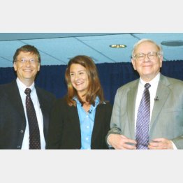 バフェット氏（右）とビル・ゲイツ夫妻（Ｃ）共同通信社